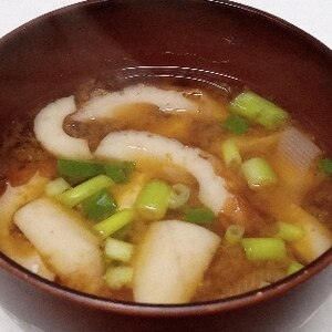豆腐と蒲鉾と葱のお味噌汁